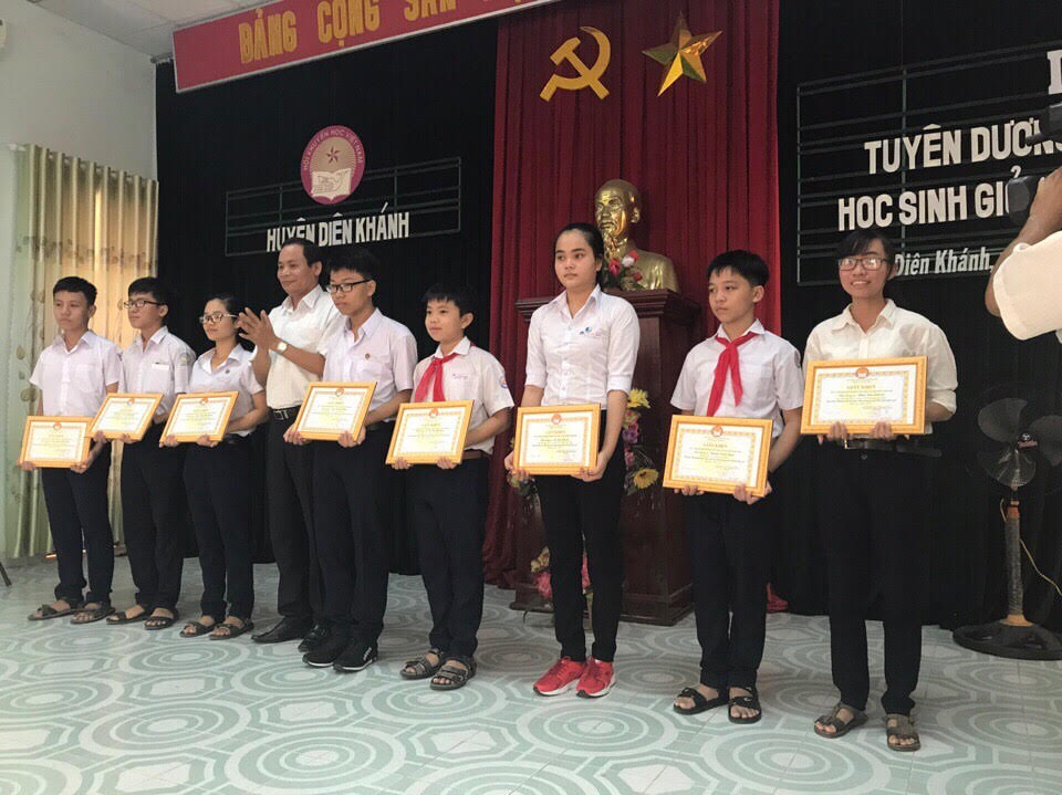 HỘI KHUYẾN HỌC HUYỆN DIÊN KHÁNH TỔ CHỨC  LỄ TUYÊN DƯƠNG, KHEN THƯỞNG HỌC SINH ĐẠT THÀNH TÍCH CAO TRONG HỌC TẬP VÀ TRONG CÁC KỲ THI  NĂM HỌC 2016 – 2017