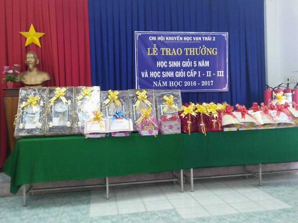 Trao thưởng học sinh nghèo hiếu học tại Chi hội Khuyến học Tổ dân phố Vạn Thái