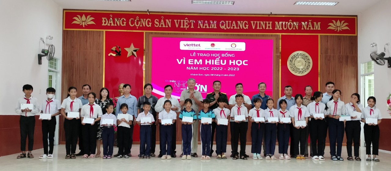 Viettel Khánh Hòa trao 270 suất học bổng Vì em hiếu học cho học sinh có hoàn cảnh khó khăn trên địa bàn tỉnh