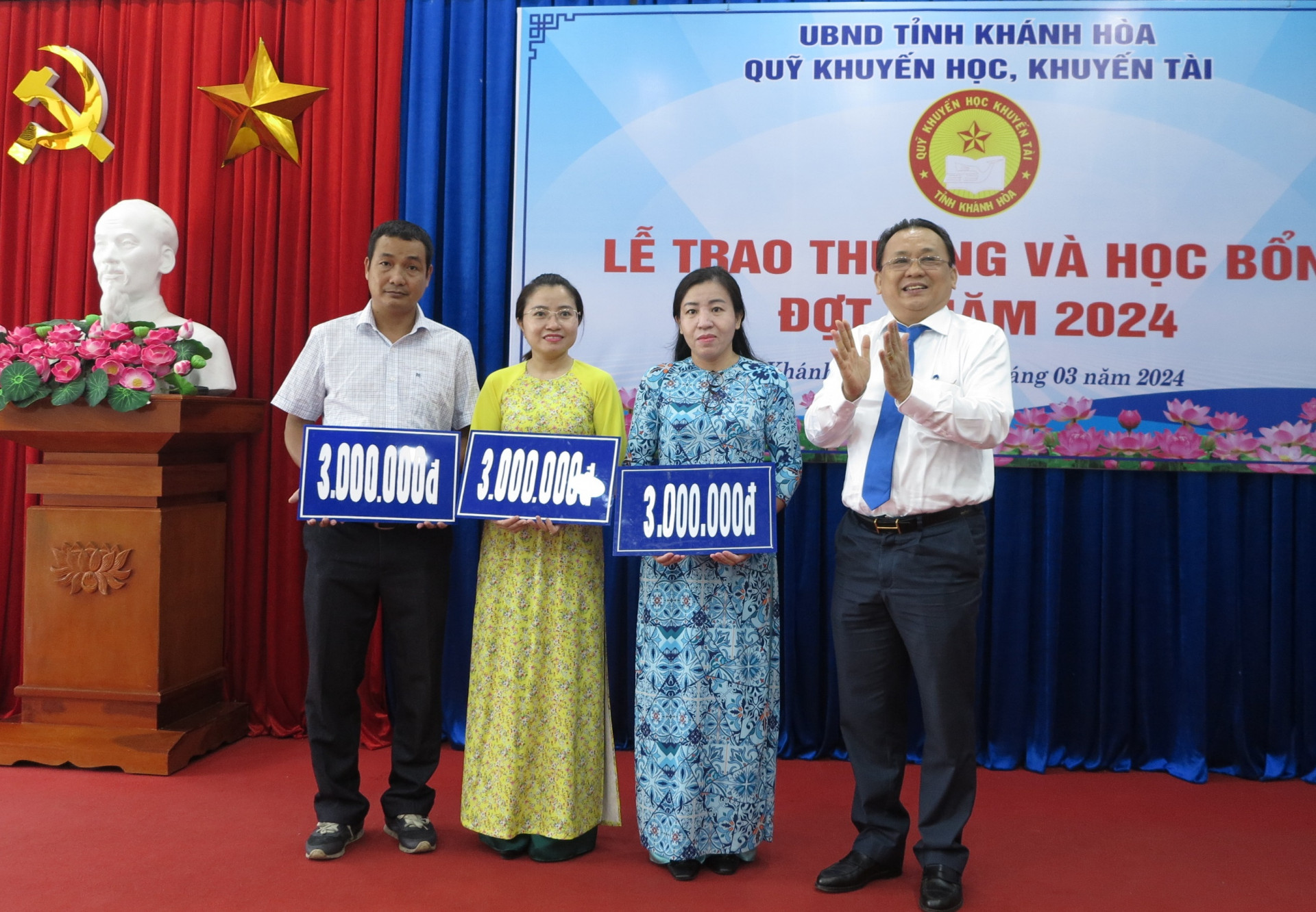 Quỹ Khuyến học, khuyến tài Khánh Hòa trao hơn 1,1 tỷ đồng học bổng, phần thưởng cho học sinh, sinh viên, giáo viên