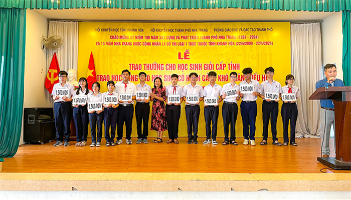 Hội Khuyến học thành phố Nha Trang tổ chức trao thưởng cho học sinh giỏi cấp tỉnh và trao học bổng cho học sinh có hoàn cảnh khó khăn
