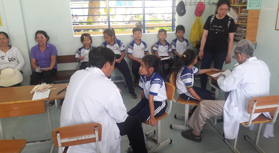 Quỹ Khuyến học Lương Thế Vinh tỉnh Nam Định CÙNG ĐOÀN BÁC SĨ BỆNH VIỆN ĐẠI HỌC Y DƯỢC TPHCM VÀ ĐƠN VỊ OPENARMSCUB TỔ CHỨC KHÁM BỆNH MIỄN PHÍ CHO HỌC SINH, GIÁO VIÊN VÀ NHÂN DÂN PHƯỜNG CAM LỘC, TP CAM RANH