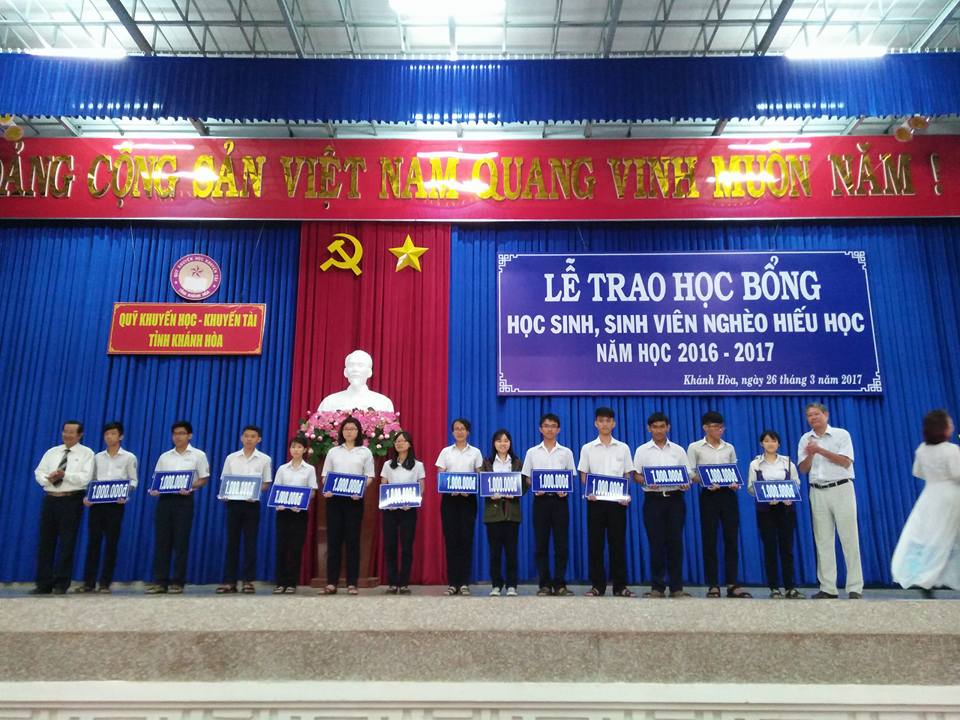 Lễ trao học bổng cho học sinh, sinh viên nghèo hiếu học năm học 2016 - 2017