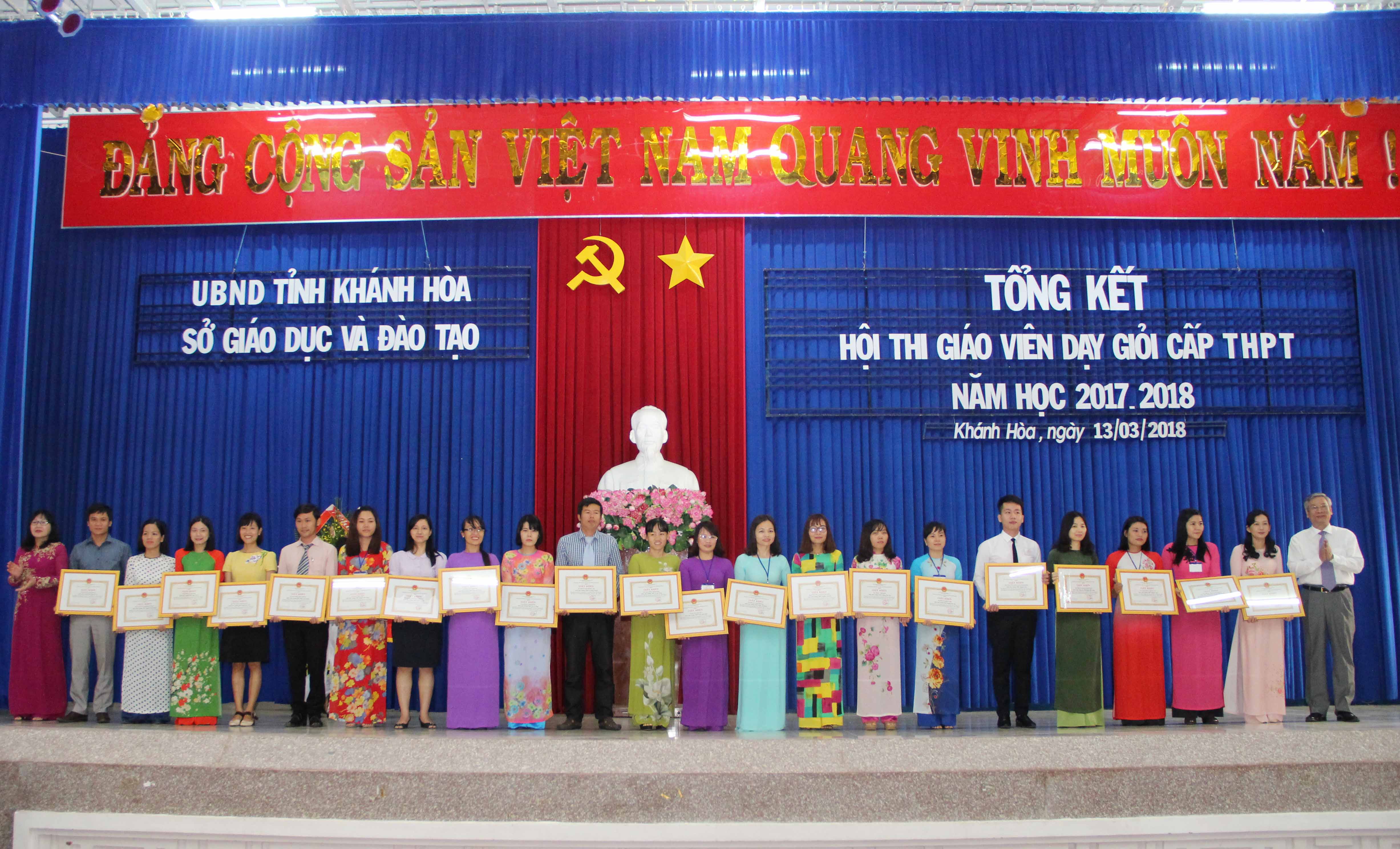 SỞ GIÁO DỤC VÀ ĐÀO TẠO KHÁNH HÒA TRAO GIẢI GIÁO VIÊN DẠY GIỎI, XUẤT SẮC CHO HƠN 150 GIÁO VIÊN CỦA CÁC TRƯỜNG THPT, GDTX