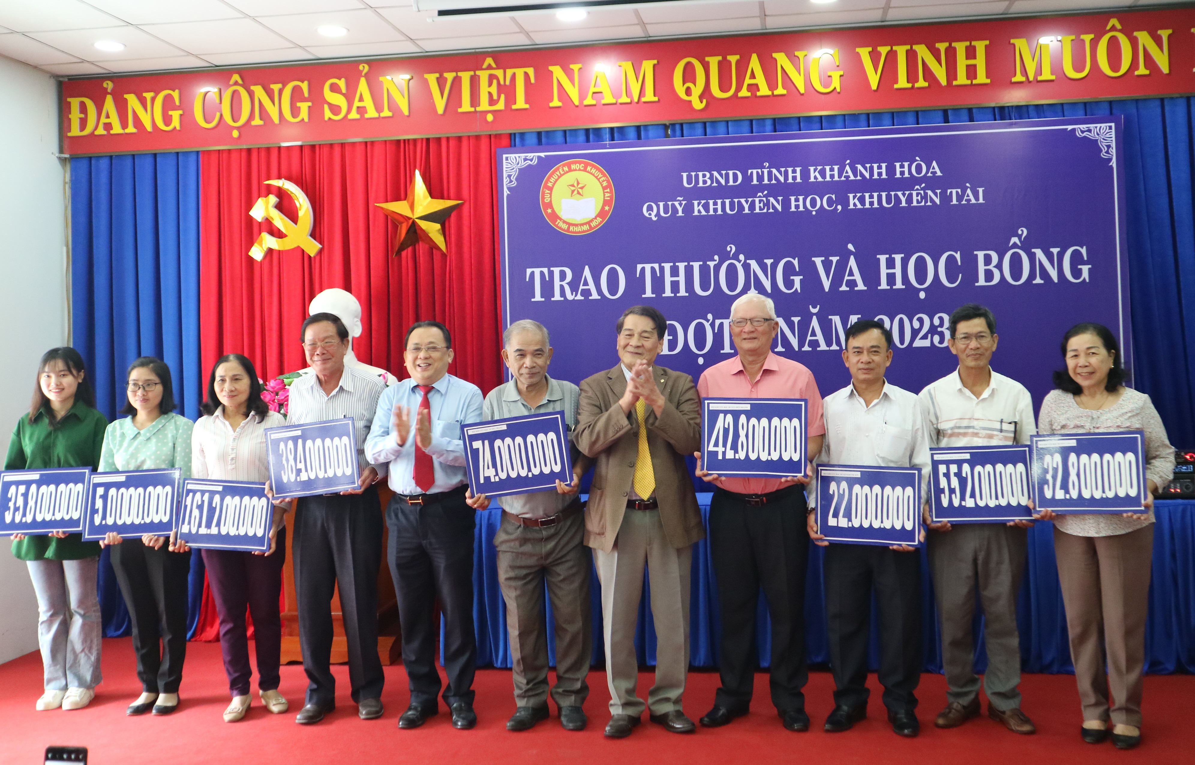 Trao 454 suất học bổng, phần thưởng cho học sinh, sinh viên, giáo viên
