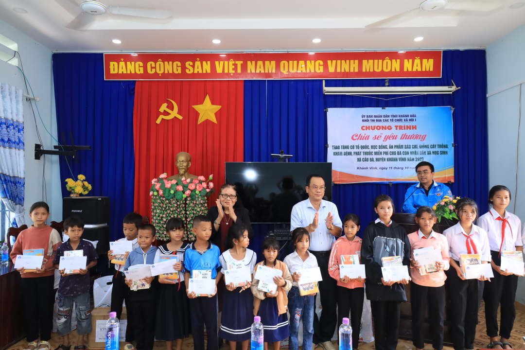 Khối thi đua các tổ chức xã hội 1: Tặng quà, khám bệnh miễn phí cho người dân xã Cầu Bà