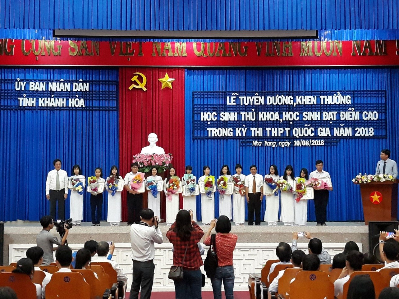 QUỸ KHUYẾN HỌC, KHUYẾN TÀI KHÁNH HÒA TRAO THƯỞNG HỌC SINH ĐỖ THỦ KHOA TN THPT,  HỌC SINH ĐẠT ĐIỂM CAO VÀO CÁC TRƯỜNG ĐẠI HỌC NĂM HỌC 2017 – 2018