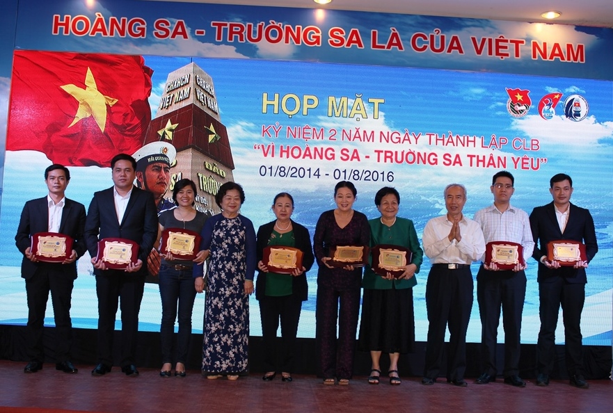 Cấp học bổng cho các em học sinh dân tộc thiểu số và học sinh vùng biển đảo năm 2016 - 2017