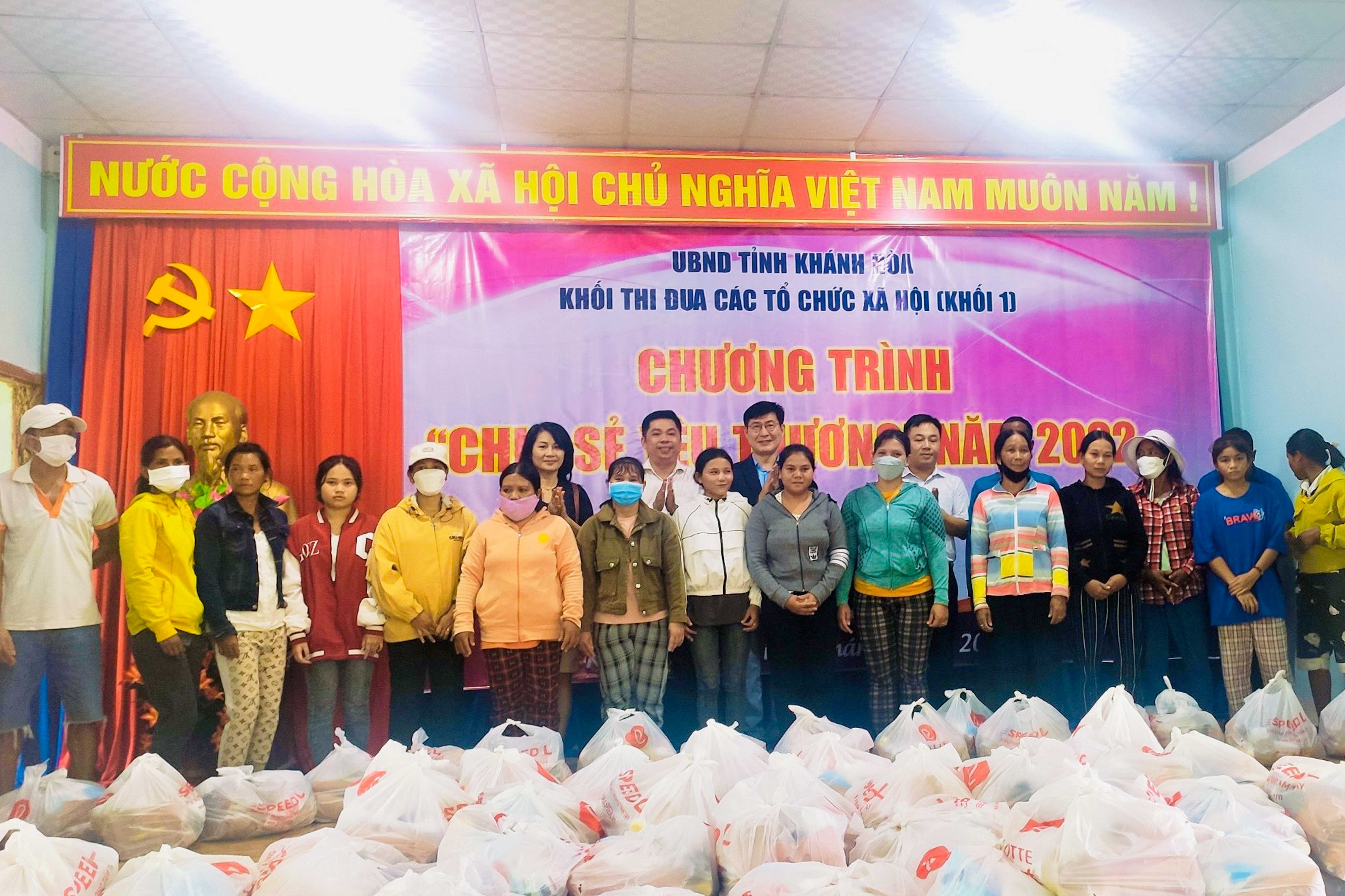 Khối Thi đua các tổ chức xã hội (khối 1): Tổ chức chương trình Chia sẻ yêu thương tại xã Liên Sang