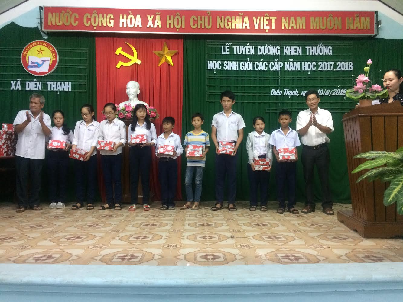 HỘI KHUYẾN HỌC XÃ DIÊN THẠNH, HUYỆN DIÊN KHÁNH TỔ CHỨC PHÁT THƯỞNG CHO HỌC SINH HIẾU HẠNH HỌC GIỎI, TRAO HỌC BỔNG HỌC SINH NGHÈO HIẾU HỌC  NĂM HỌC 2017 - 2018