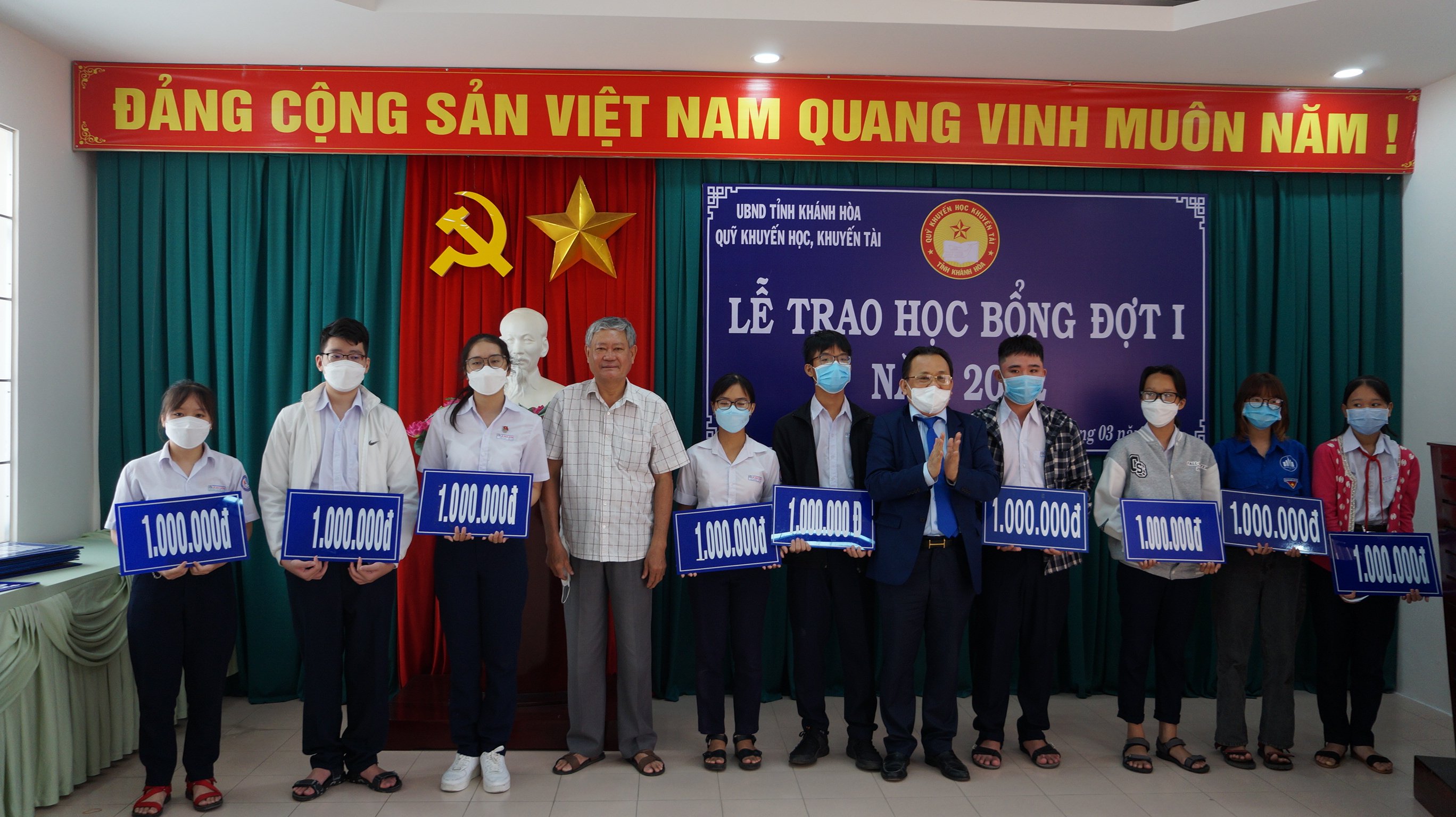 Hội Khuyến học tỉnh phối hợp với Quỹ Khuyến học Khuyến tài trao 320 suất học bổng đợt 1 năm 2022