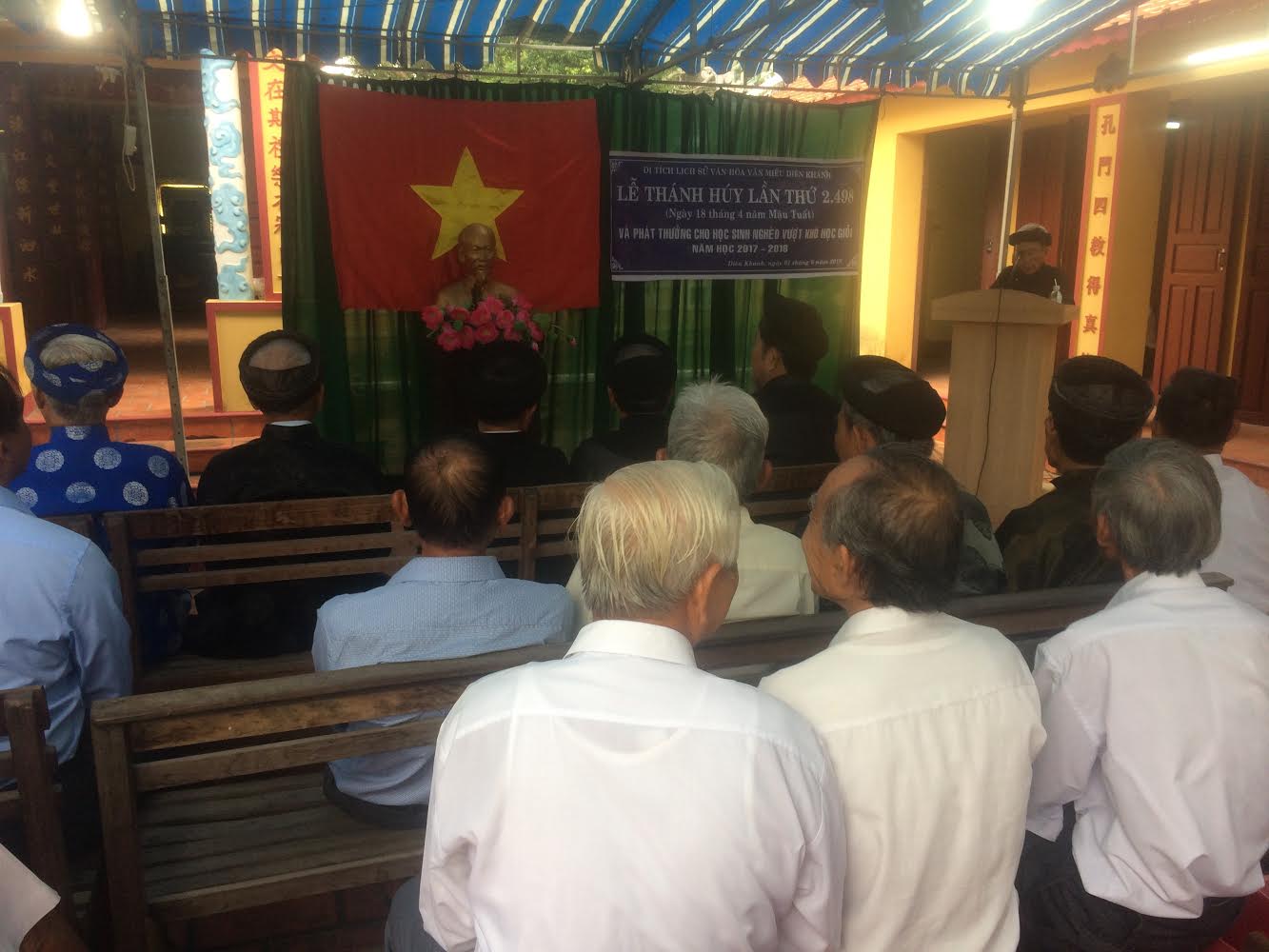 VĂN MIẾU DIÊN KHÁNH PHÁT HỌC BỔNG CHO HỌC SINH HIẾU HẠNH, HỌC GIỎI NHÂN KỶ NIỆM 2498 NĂM NGÀY THÁNH HÚY ĐỨC KHỔNG TỬ