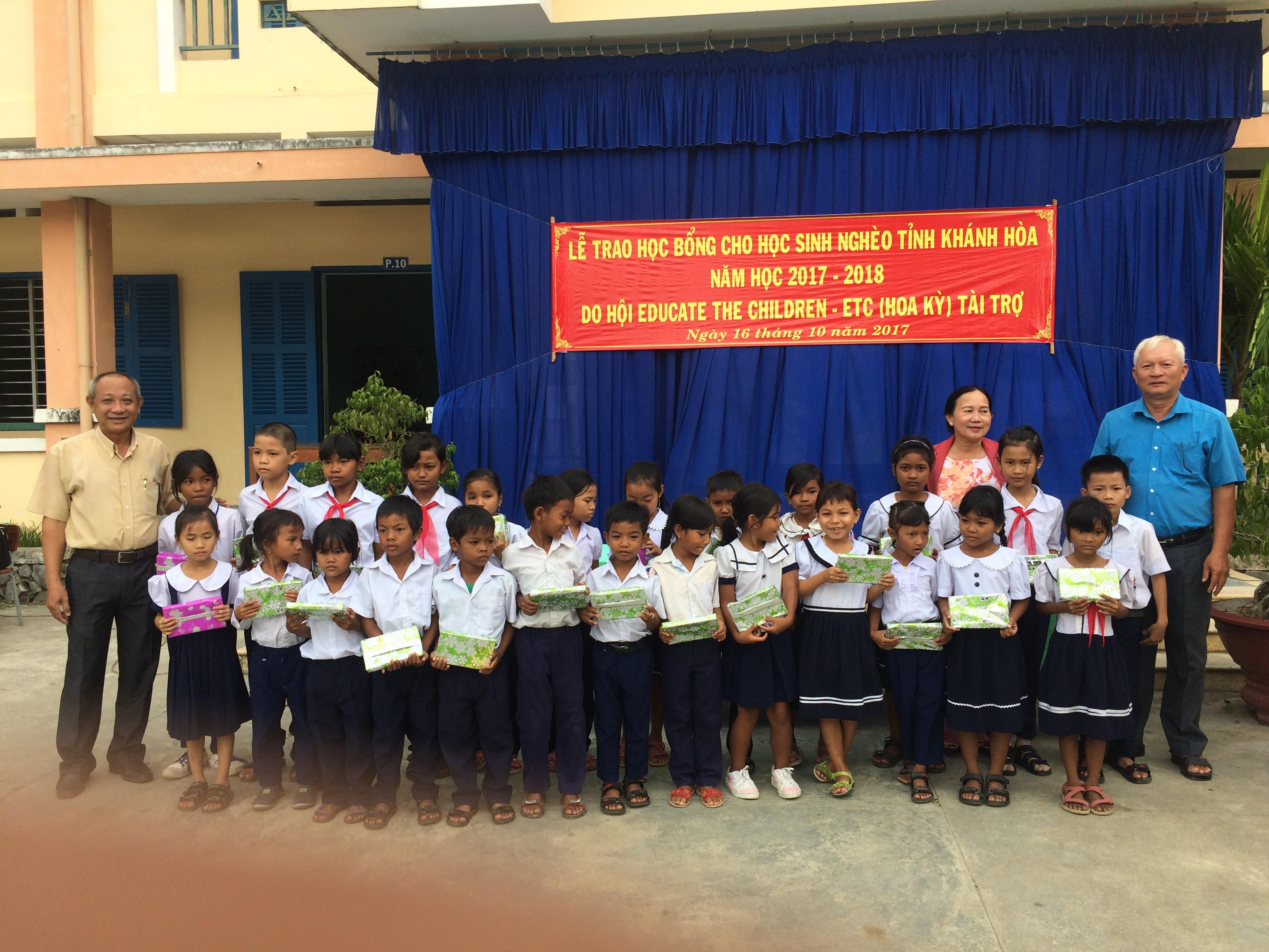 TRAO HỌC BỔNG CHO HỌC SINH NGHÈO , HỌC SINH DÂN TỘC TẠI TRƯỜNG TH -THCS DIÊN TÂN NĂM HỌC 2017 - 2018