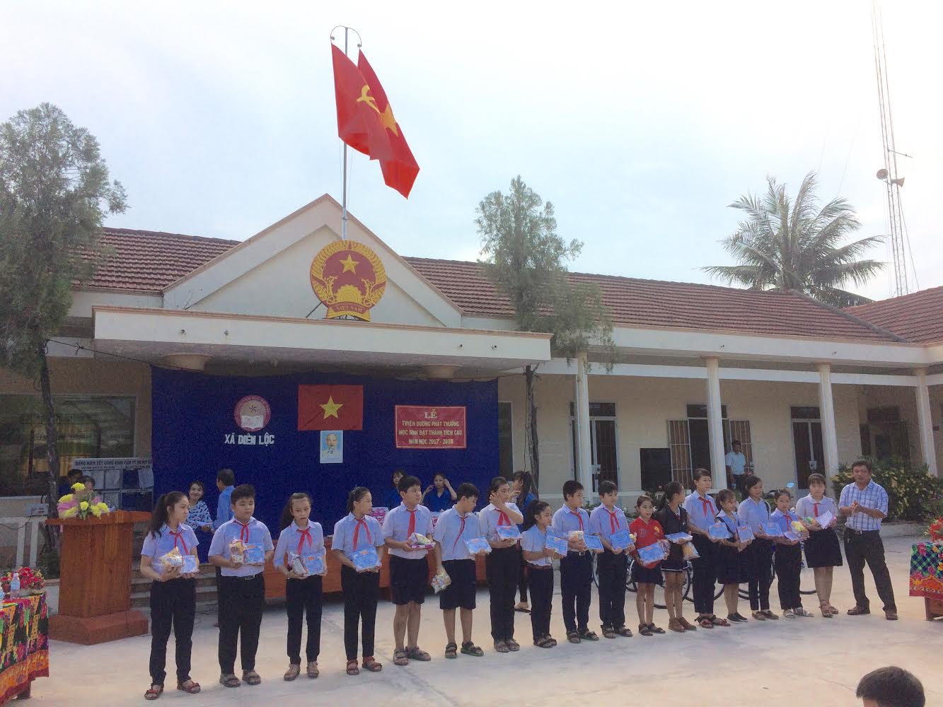 HỘI KHUYẾN HỌC XÃ DIÊN LỘC, DIÊN KHÁNH TỔ CHỨC PHÁT THƯỞNG CHO HỌC SINH HIẾU HẠNH HỌC GIỎI